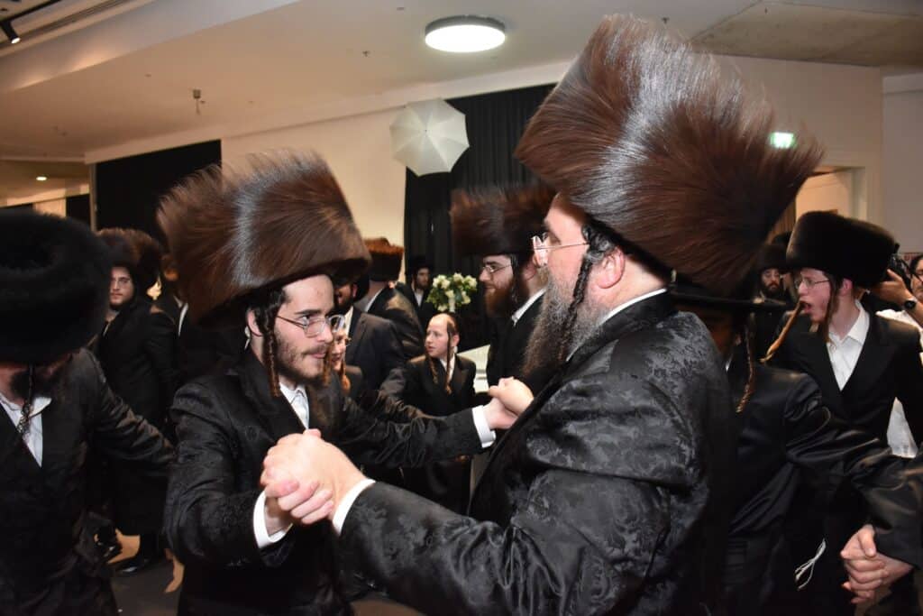 המונים הגיעו לאחל מזל טוב לנישואי נכדת האדמו"ר מאשלג