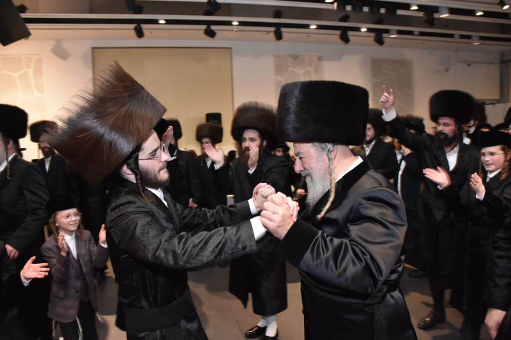 המונים הגיעו לאחל מזל טוב לנישואי נכדת האדמו"ר מאשלג