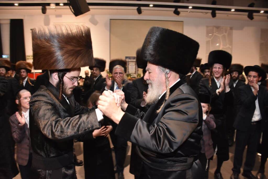 המונים הגיעו לאחל מזל טוב לנישואי נכדת האדמו"ר מאשלג
