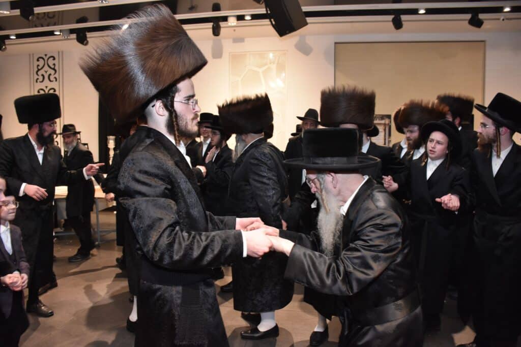 המונים הגיעו לאחל מזל טוב לנישואי נכדת האדמו"ר מאשלג