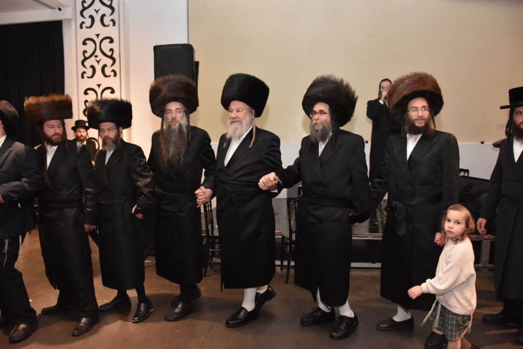המונים הגיעו לאחל מזל טוב לנישואי נכדת האדמו"ר מאשלג