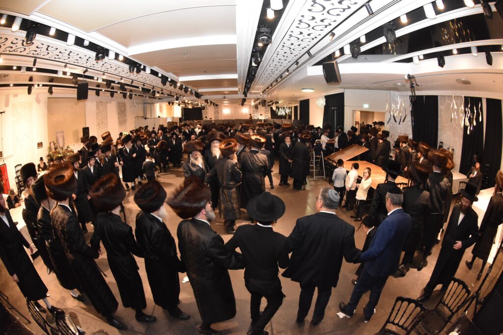 המונים הגיעו לאחל מזל טוב לנישואי נכדת האדמו"ר מאשלג