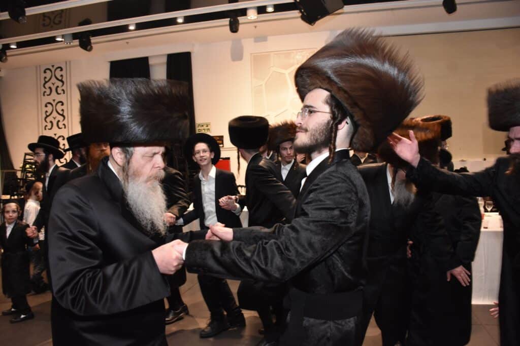 המונים הגיעו לאחל מזל טוב לנישואי נכדת האדמו"ר מאשלג