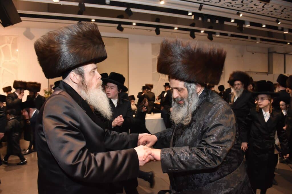המונים הגיעו לאחל מזל טוב לנישואי נכדת האדמו"ר מאשלג