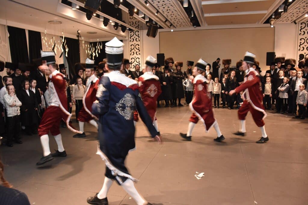 המונים הגיעו לאחל מזל טוב לנישואי נכדת האדמו"ר מאשלג