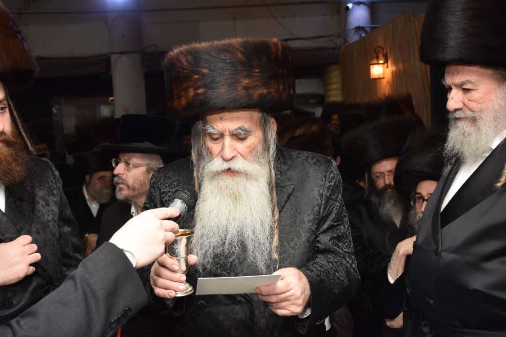 המונים הגיעו לאחל מזל טוב לנישואי נכדת האדמו"ר מאשלג