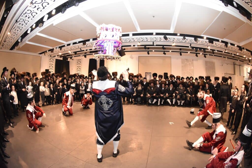 המונים הגיעו לאחל מזל טוב לנישואי נכדת האדמו"ר מאשלג