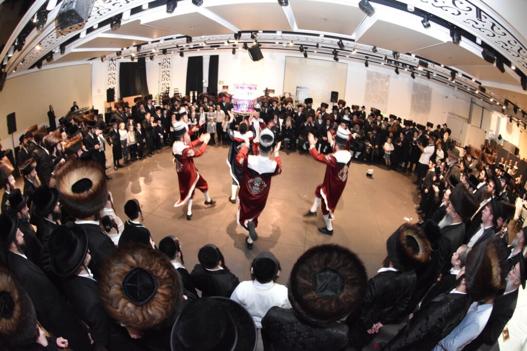 המונים הגיעו לאחל מזל טוב לנישואי נכדת האדמו"ר מאשלג