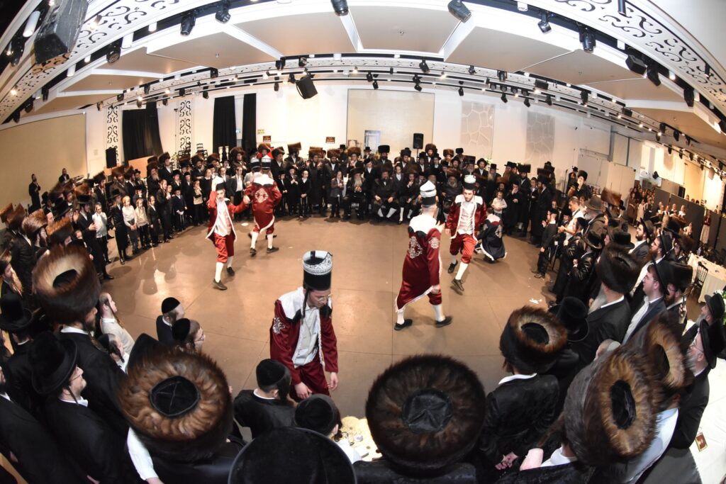 המונים הגיעו לאחל מזל טוב לנישואי נכדת האדמו"ר מאשלג