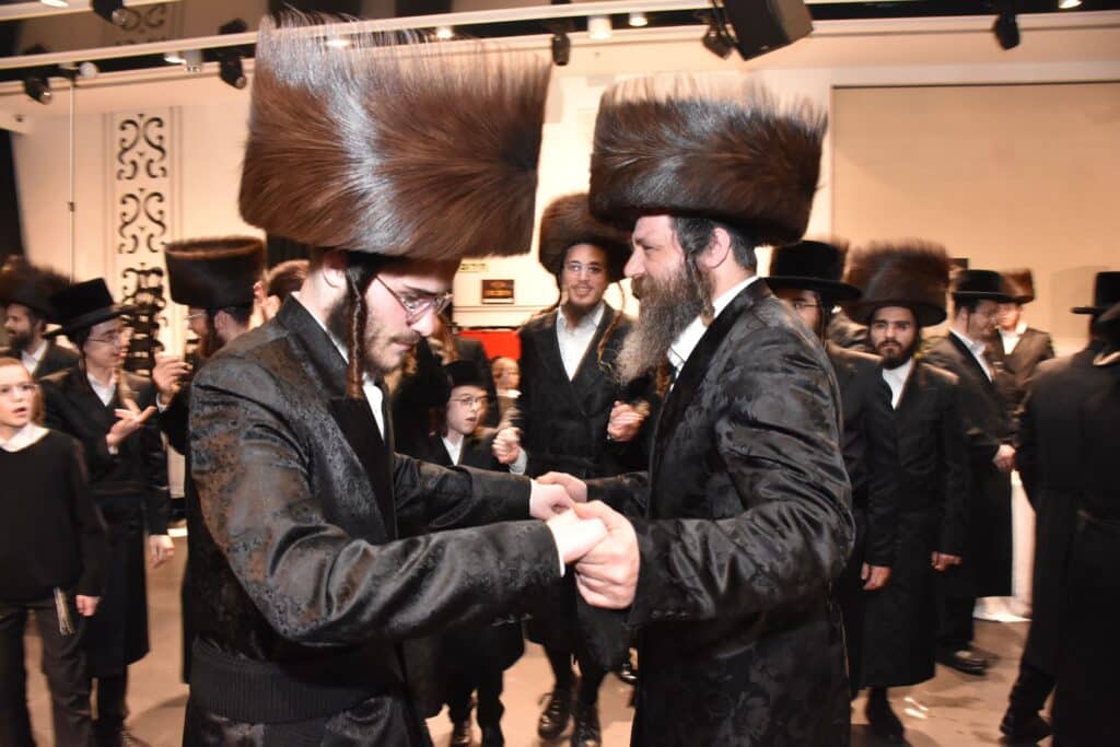 המונים הגיעו לאחל מזל טוב לנישואי נכדת האדמו"ר מאשלג