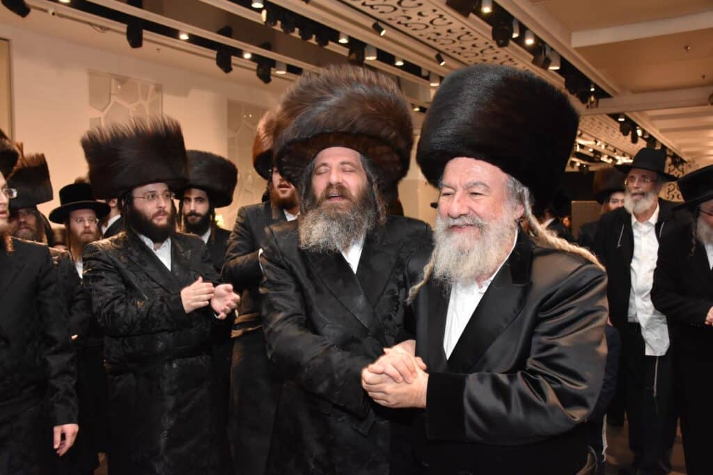המונים הגיעו לאחל מזל טוב לנישואי נכדת האדמו"ר מאשלג