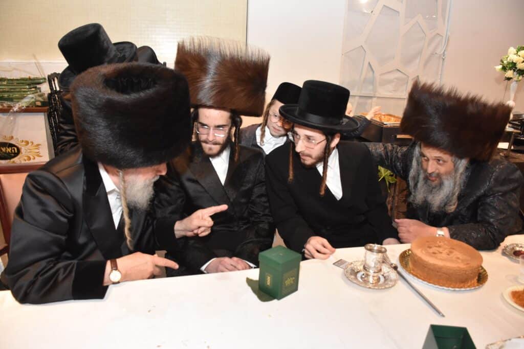 המונים הגיעו לאחל מזל טוב לנישואי נכדת האדמו"ר מאשלג