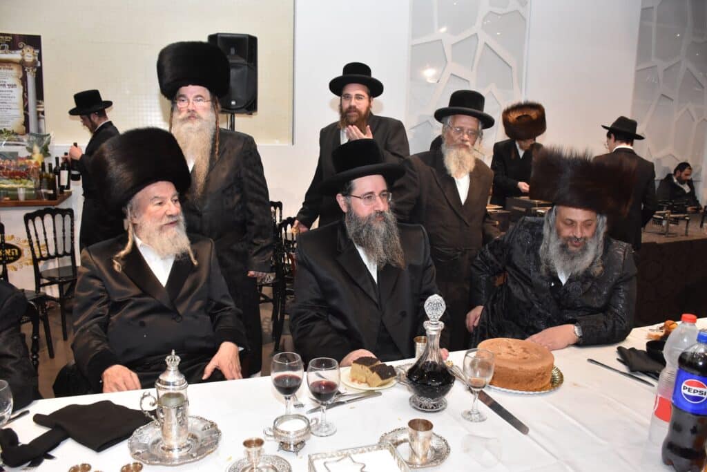 המונים הגיעו לאחל מזל טוב לנישואי נכדת האדמו"ר מאשלג