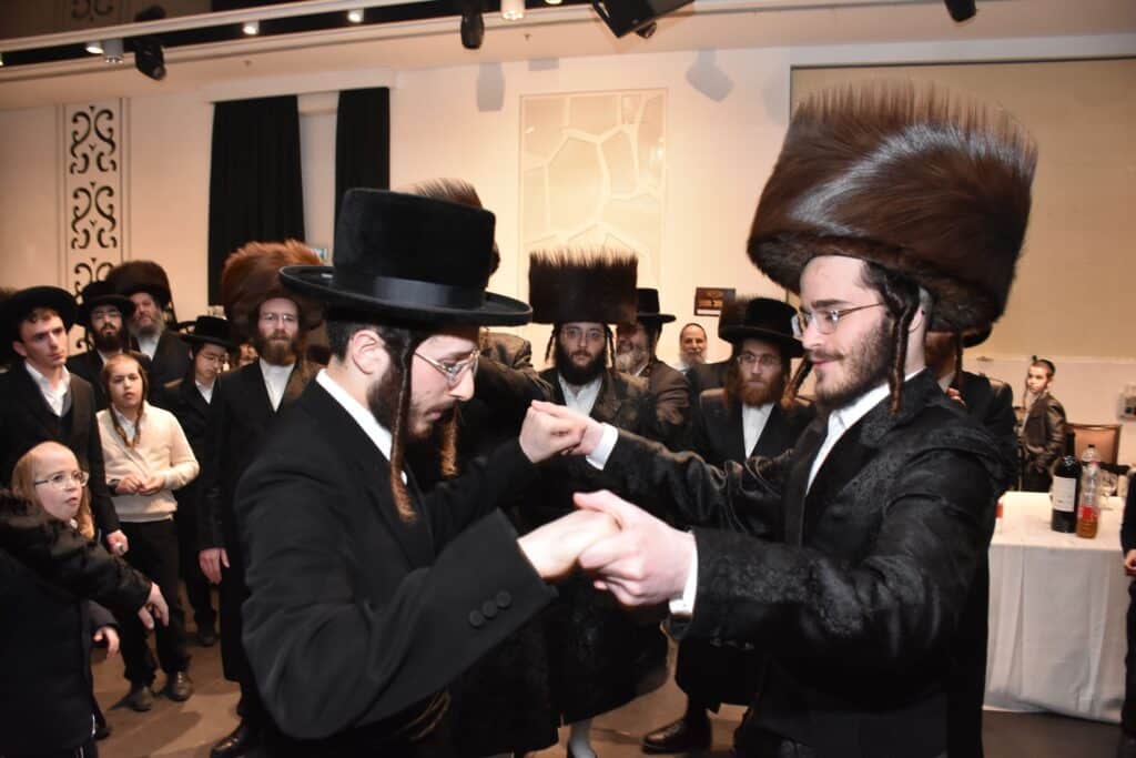 המונים הגיעו לאחל מזל טוב לנישואי נכדת האדמו"ר מאשלג