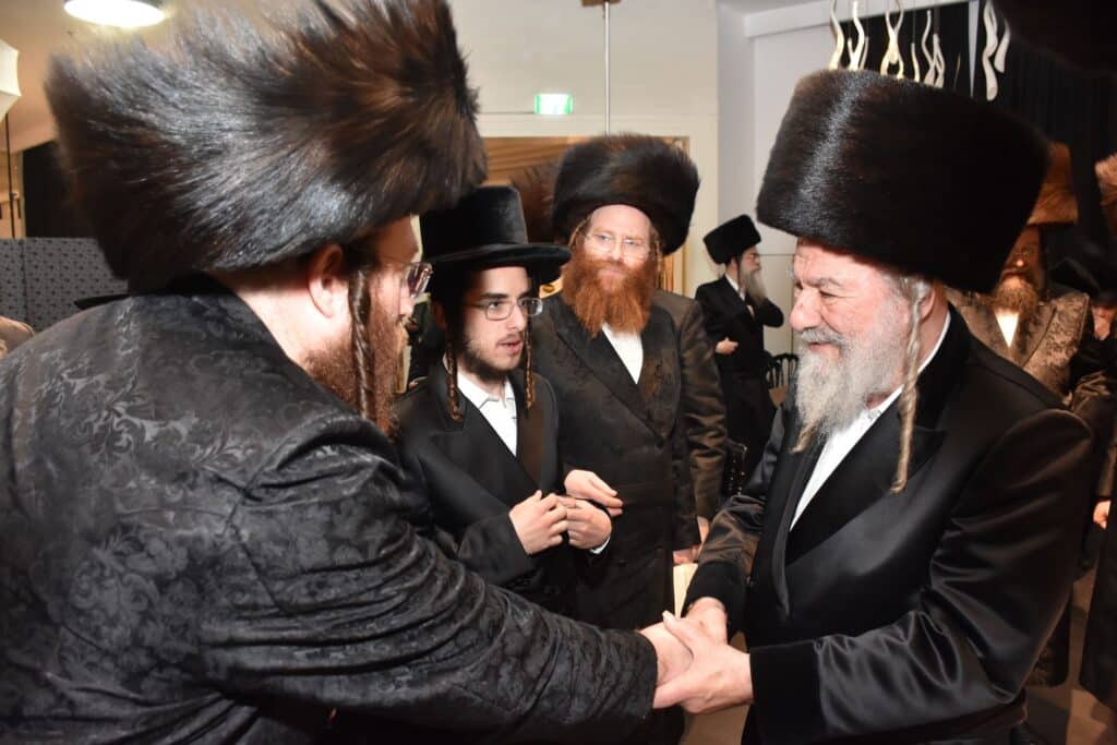 המונים הגיעו לאחל מזל טוב לנישואי נכדת האדמו"ר מאשלג