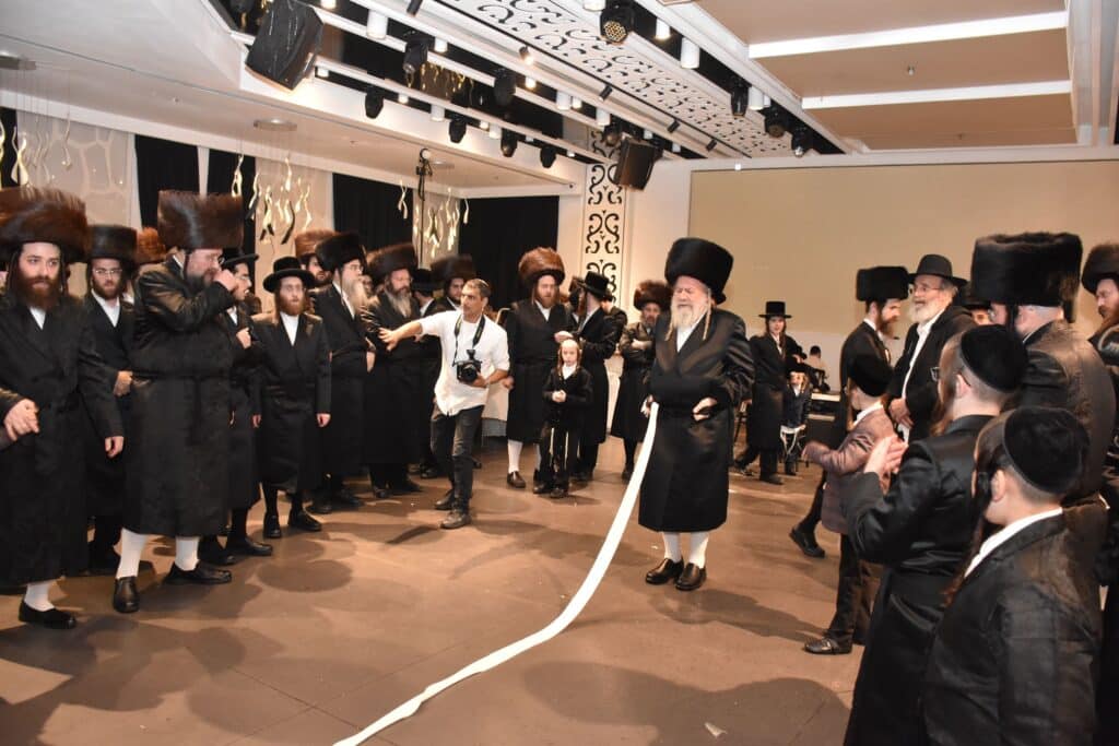 המונים הגיעו לאחל מזל טוב לנישואי נכדת האדמו"ר מאשלג