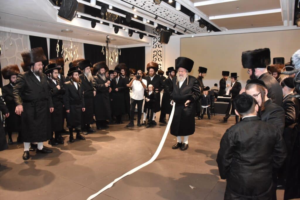 המונים הגיעו לאחל מזל טוב לנישואי נכדת האדמו"ר מאשלג