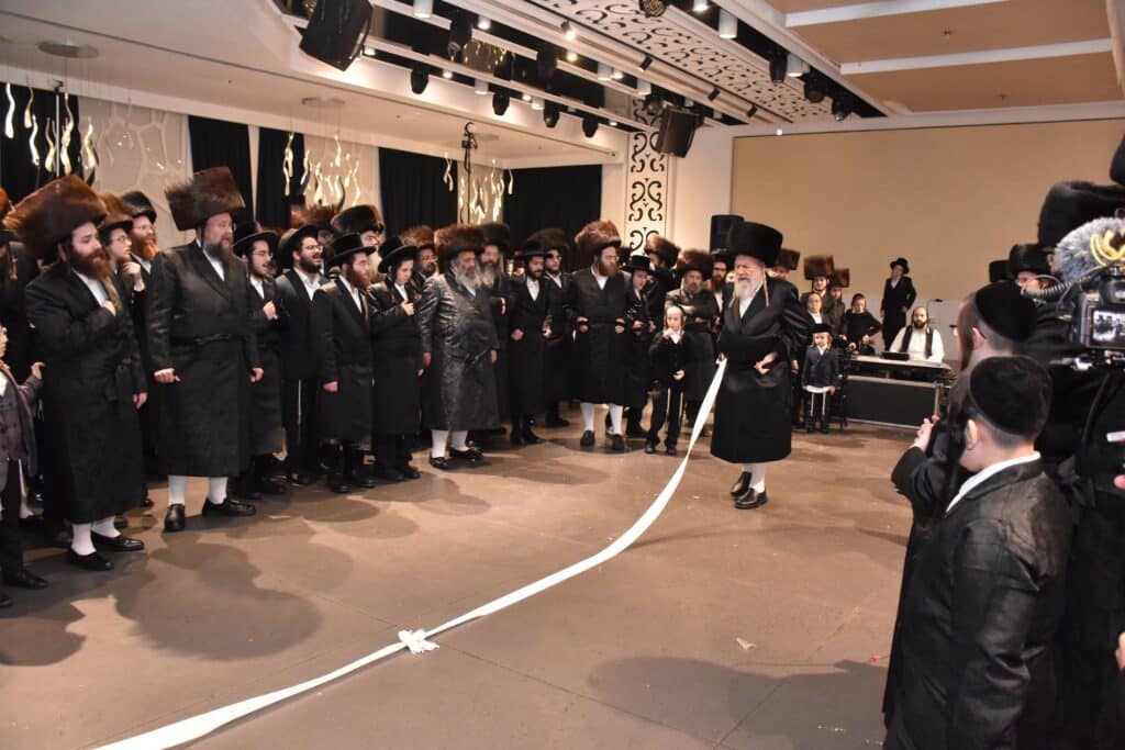 המונים הגיעו לאחל מזל טוב לנישואי נכדת האדמו"ר מאשלג