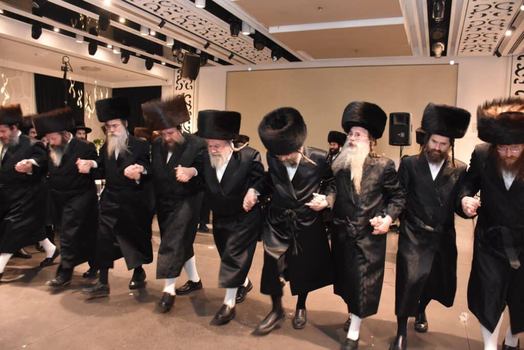 המונים הגיעו לאחל מזל טוב לנישואי נכדת האדמו"ר מאשלג