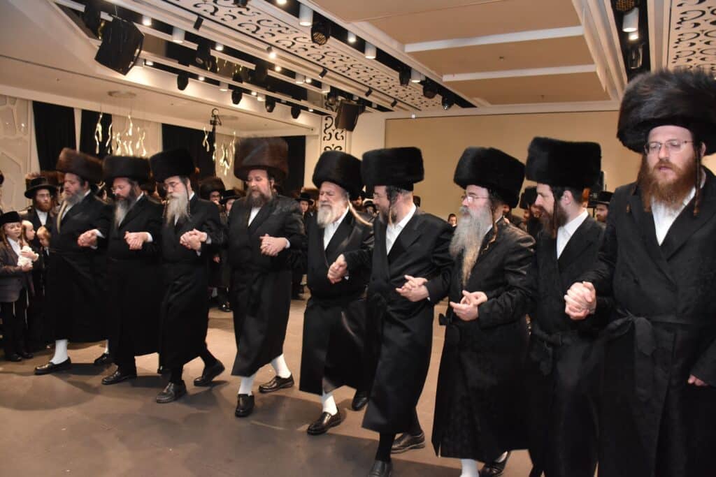 המונים הגיעו לאחל מזל טוב לנישואי נכדת האדמו"ר מאשלג