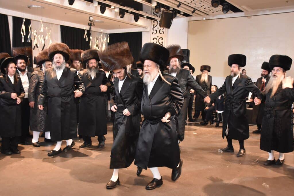 המונים הגיעו לאחל מזל טוב לנישואי נכדת האדמו"ר מאשלג