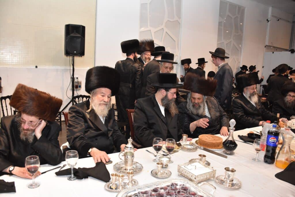 המונים הגיעו לאחל מזל טוב לנישואי נכדת האדמו"ר מאשלג