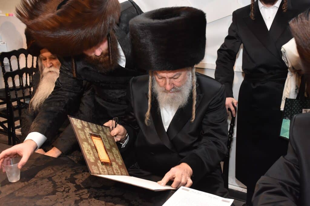 המונים הגיעו לאחל מזל טוב לנישואי נכדת האדמו"ר מאשלג