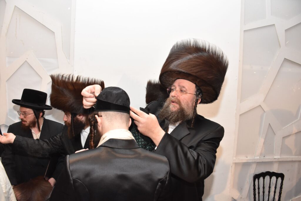 המונים הגיעו לאחל מזל טוב לנישואי נכדת האדמו"ר מאשלג