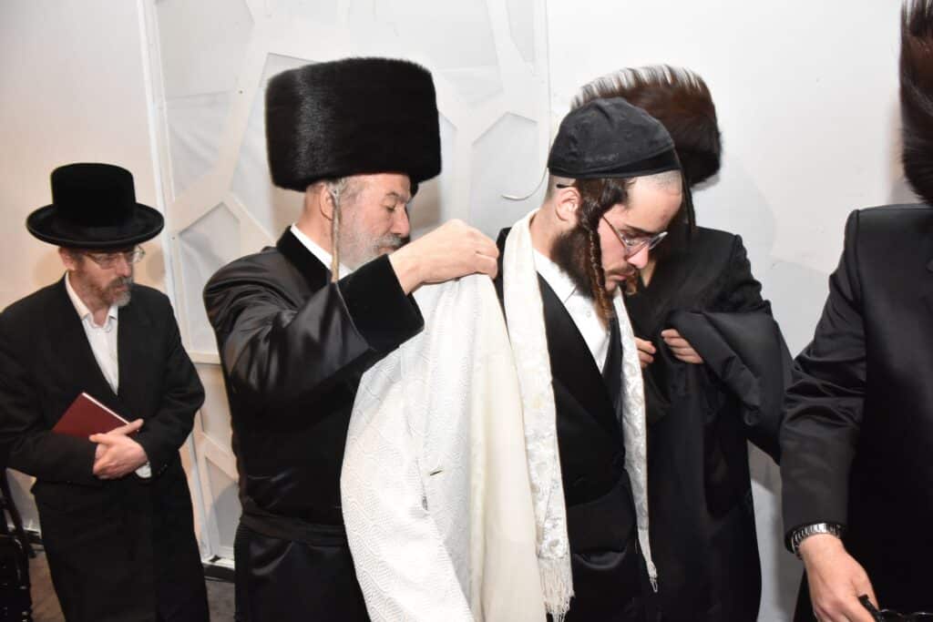 המונים הגיעו לאחל מזל טוב לנישואי נכדת האדמו"ר מאשלג