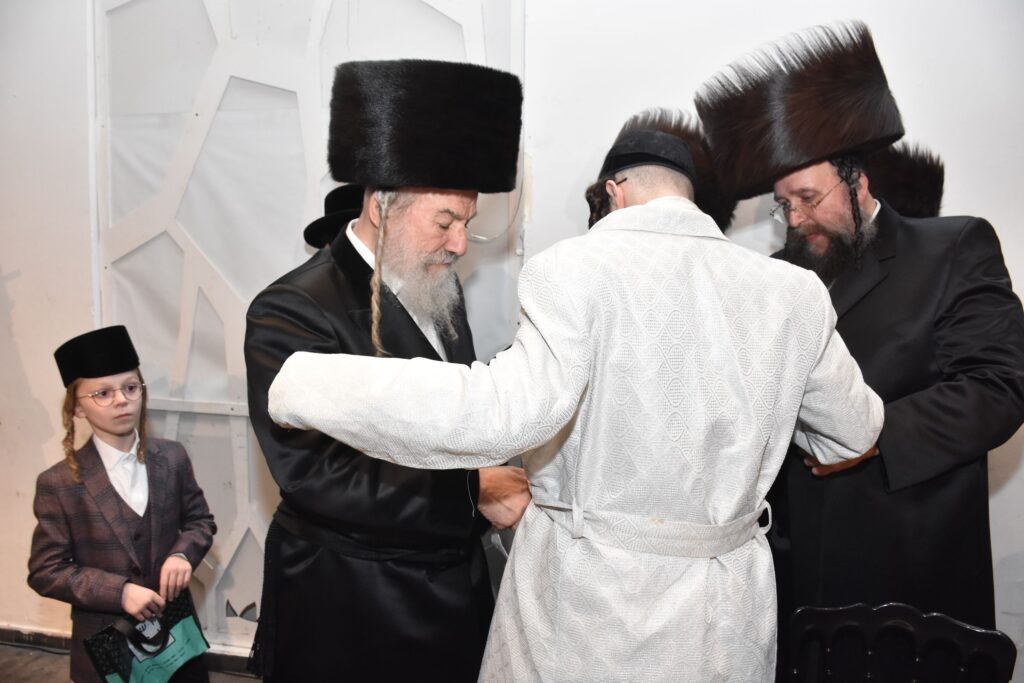 המונים הגיעו לאחל מזל טוב לנישואי נכדת האדמו"ר מאשלג