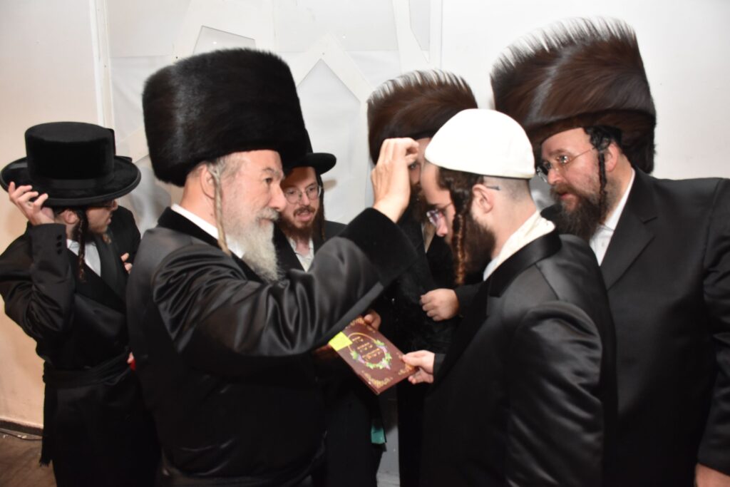 המונים הגיעו לאחל מזל טוב לנישואי נכדת האדמו"ר מאשלג