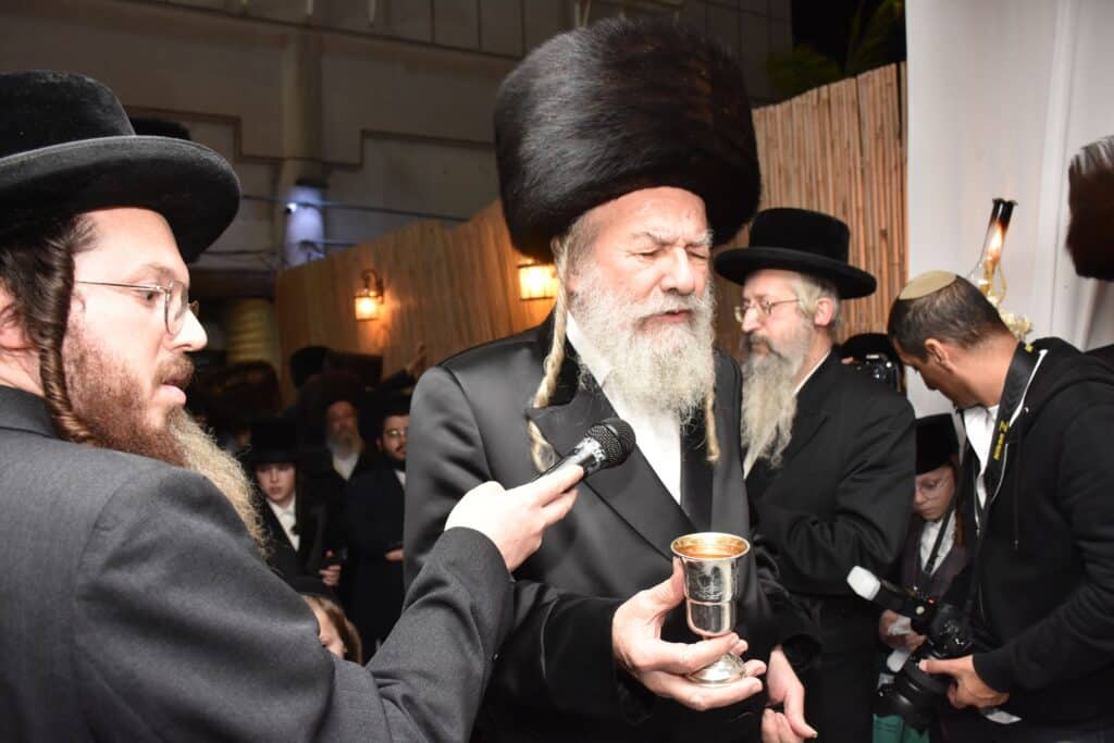 המונים הגיעו לאחל מזל טוב לנישואי נכדת האדמו"ר מאשלג