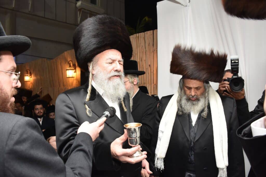 המונים הגיעו לאחל מזל טוב לנישואי נכדת האדמו"ר מאשלג
