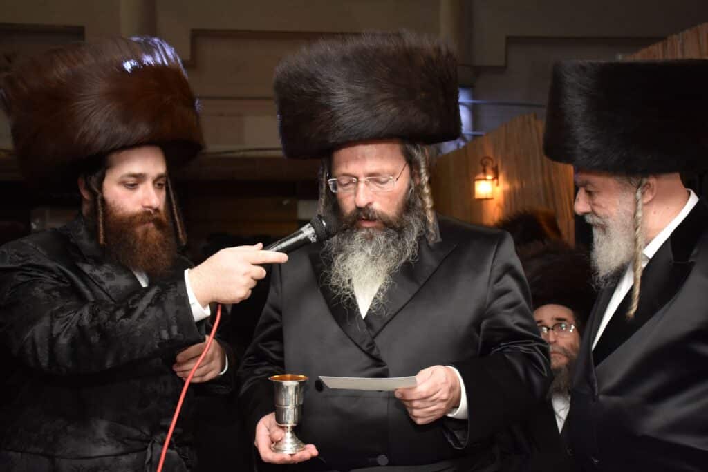 המונים הגיעו לאחל מזל טוב לנישואי נכדת האדמו"ר מאשלג