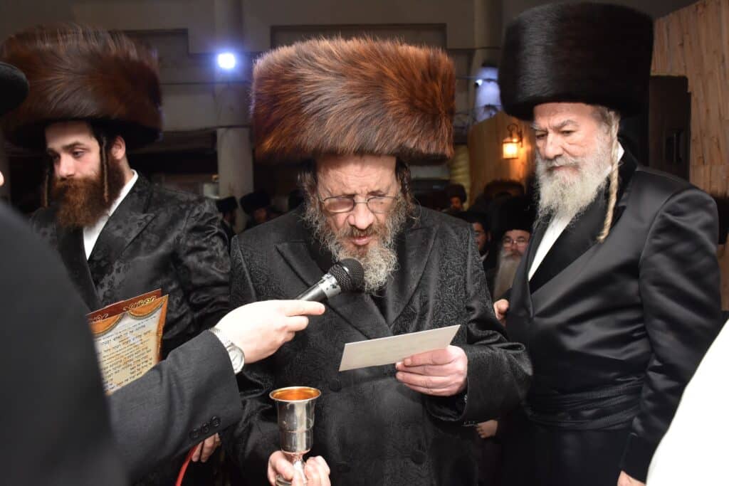 המונים הגיעו לאחל מזל טוב לנישואי נכדת האדמו"ר מאשלג