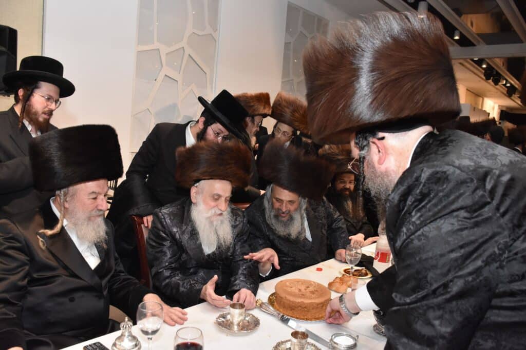 המונים הגיעו לאחל מזל טוב לנישואי נכדת האדמו"ר מאשלג