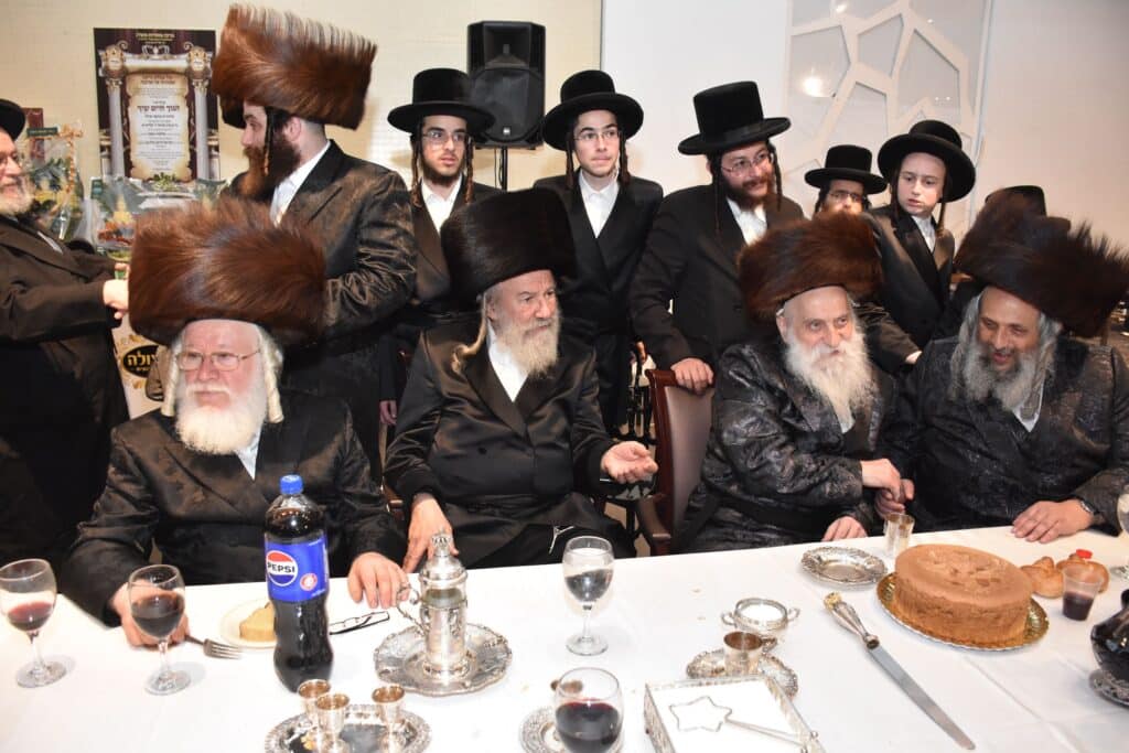 המונים הגיעו לאחל מזל טוב לנישואי נכדת האדמו"ר מאשלג