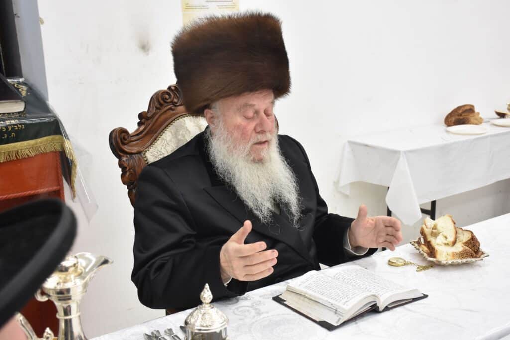 גלריה: האדמו"ר מוואסלוי ערך טיש בהיכל בית מדרשו