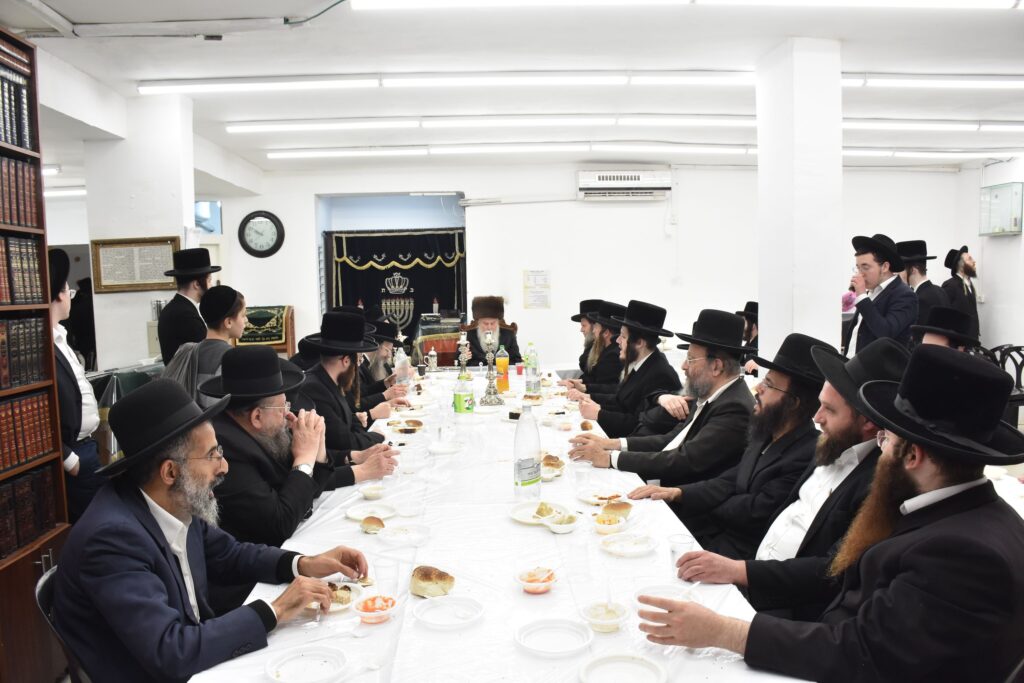 גלריה: האדמו"ר מוואסלוי ערך טיש בהיכל בית מדרשו