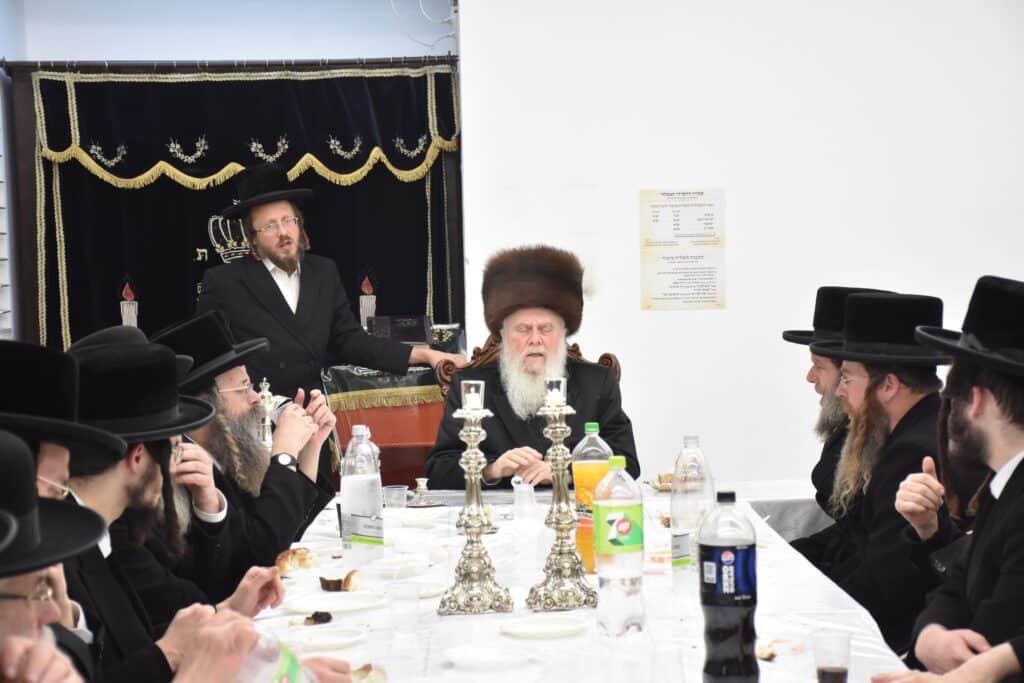 גלריה: האדמו"ר מוואסלוי ערך טיש בהיכל בית מדרשו