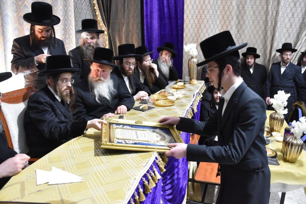 סאדיגורא: האדמו"ר חילק תעודות לבחורי הישיבה לצעירים