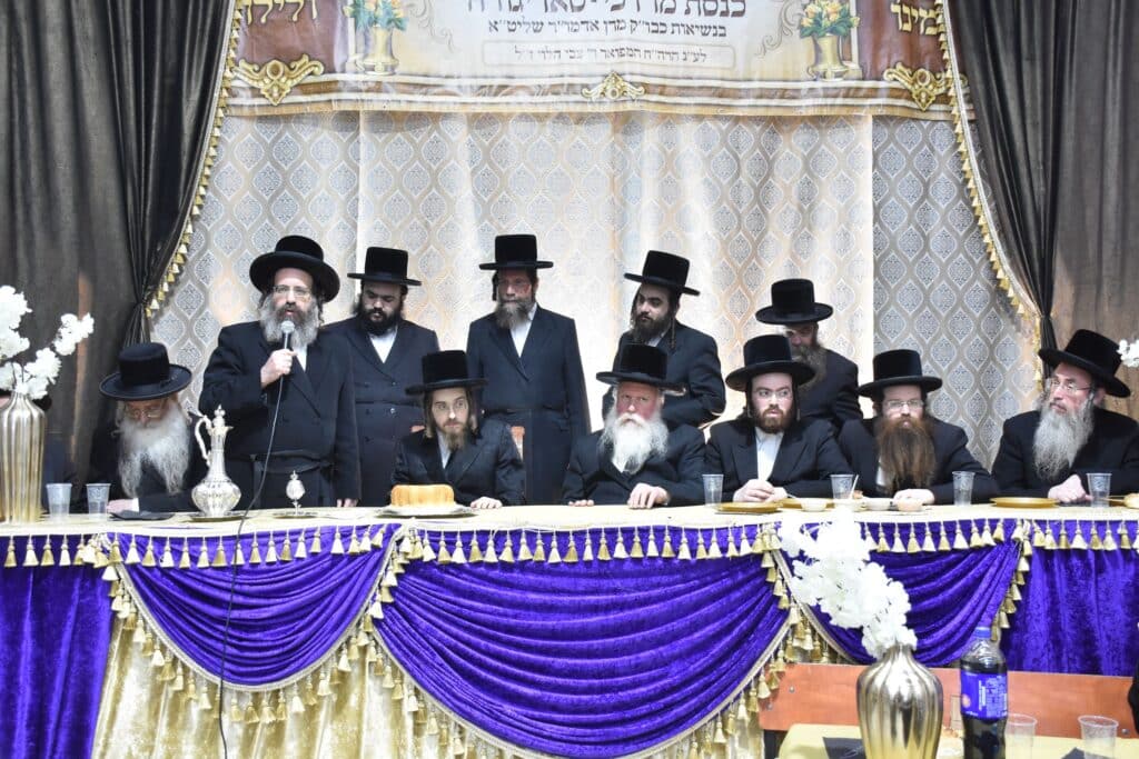 סאדיגורא: האדמו"ר חילק תעודות לבחורי הישיבה לצעירים