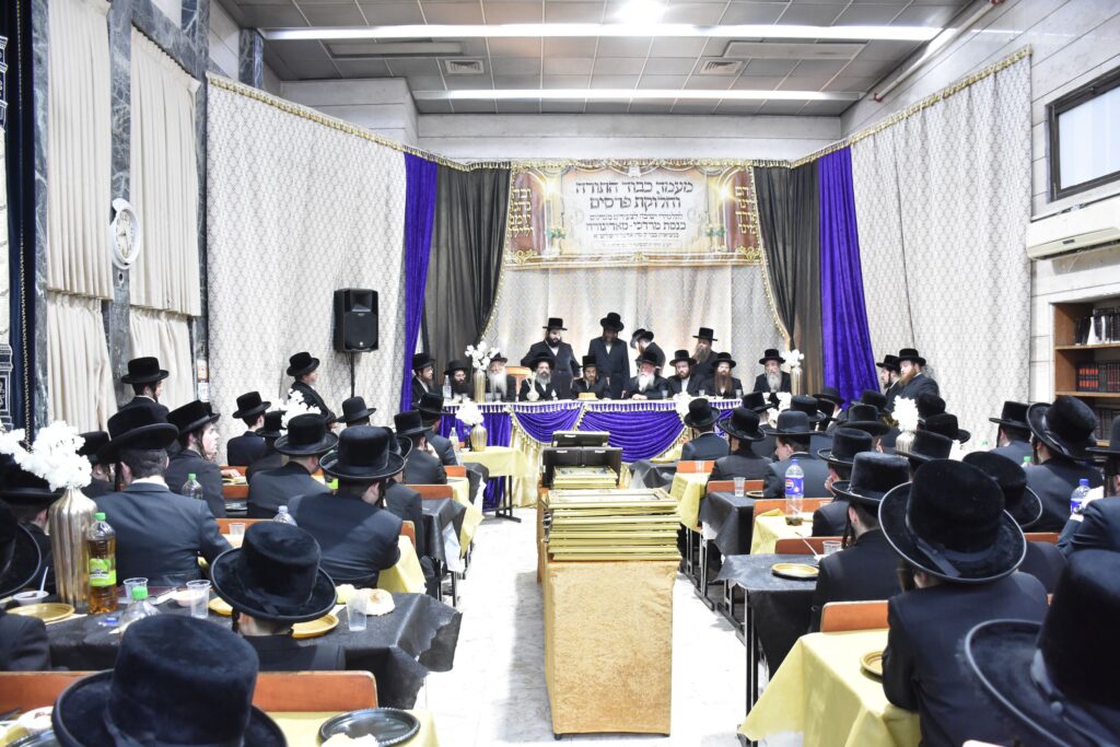 סאדיגורא: האדמו"ר חילק תעודות לבחורי הישיבה לצעירים