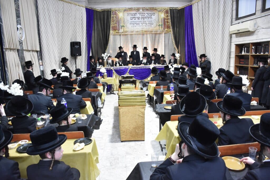 סאדיגורא: האדמו"ר חילק תעודות לבחורי הישיבה לצעירים