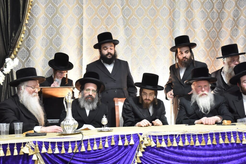 סאדיגורא: האדמו"ר חילק תעודות לבחורי הישיבה לצעירים