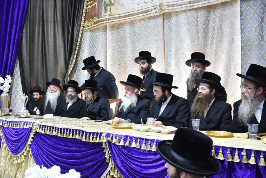 סאדיגורא: האדמו"ר חילק תעודות לבחורי הישיבה לצעירים