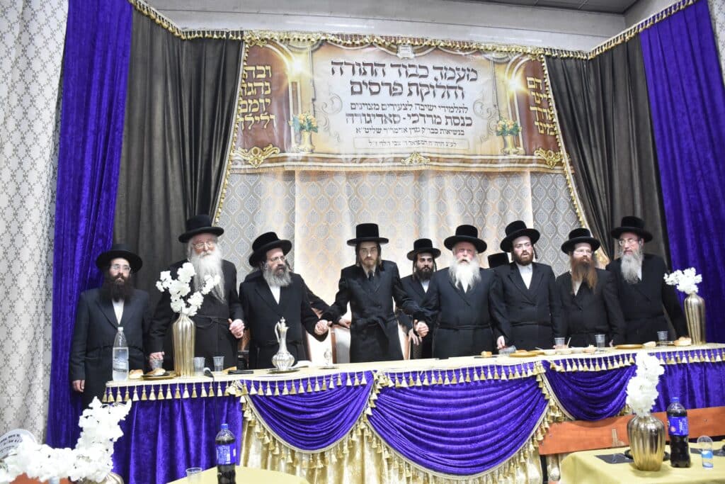 סאדיגורא: האדמו"ר חילק תעודות לבחורי הישיבה לצעירים