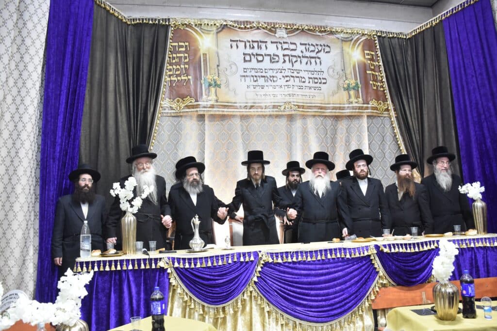 סאדיגורא: האדמו"ר חילק תעודות לבחורי הישיבה לצעירים