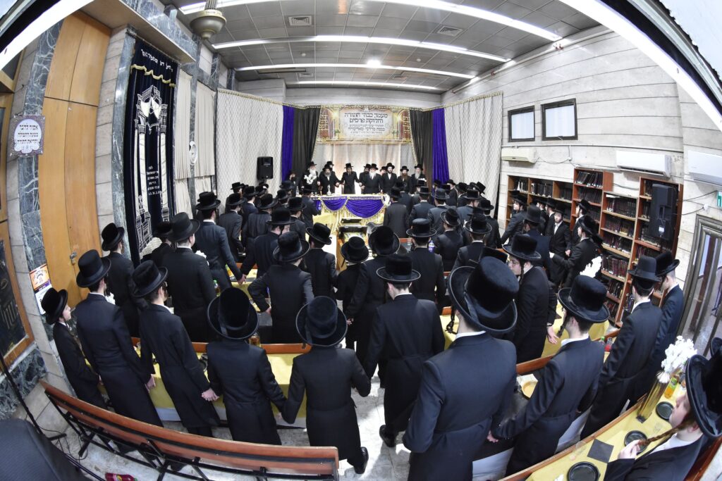 סאדיגורא: האדמו"ר חילק תעודות לבחורי הישיבה לצעירים