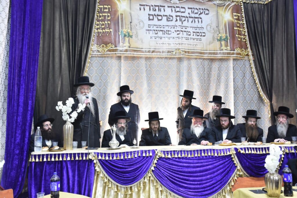 סאדיגורא: האדמו"ר חילק תעודות לבחורי הישיבה לצעירים